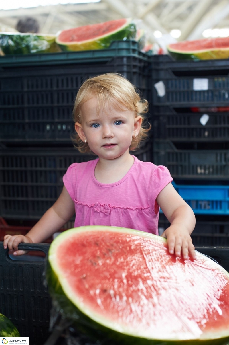 Művészi zöldségek és gyümölcsök a piacon - fotó Szarka Lajos