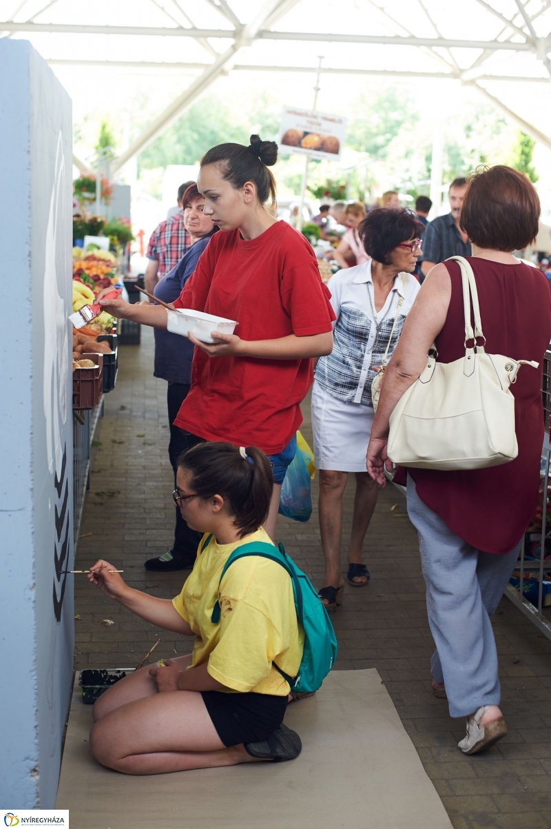 Művészi zöldségek és gyümölcsök a piacon - fotó Szarka Lajos