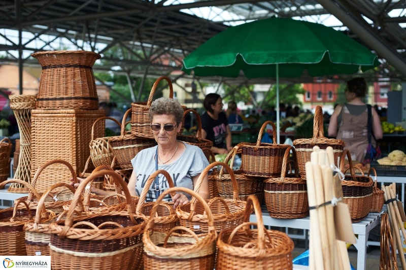 Művészi zöldségek és gyümölcsök a piacon - fotó Szarka Lajos