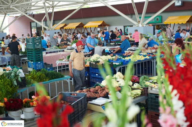 Művészi zöldségek és gyümölcsök a piacon - fotó Szarka Lajos