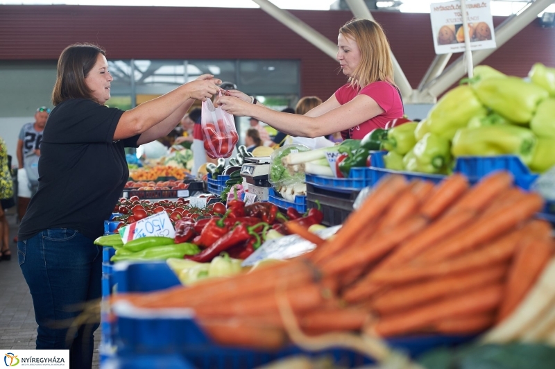 Művészi zöldségek és gyümölcsök a piacon - fotó Szarka Lajos
