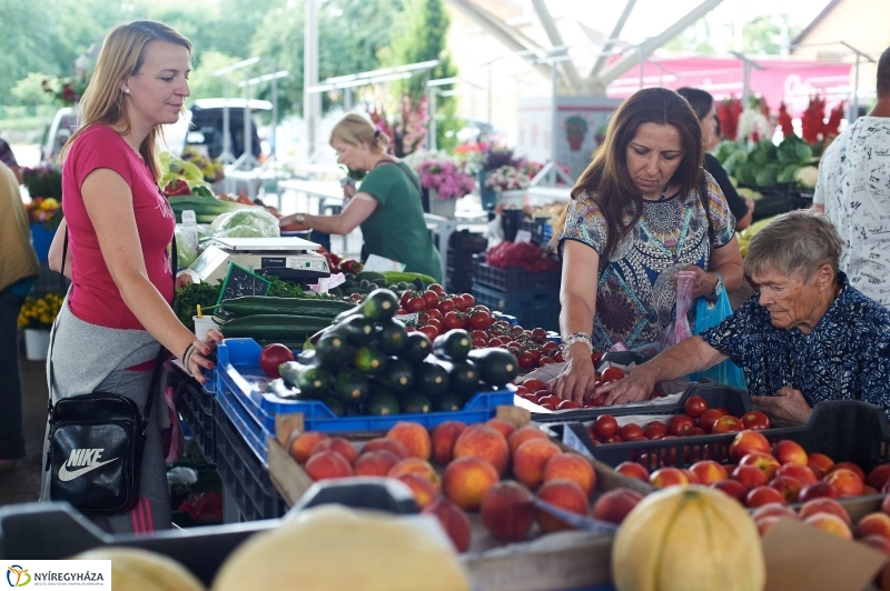 Művészi zöldségek és gyümölcsök a piacon - fotó Szarka Lajos
