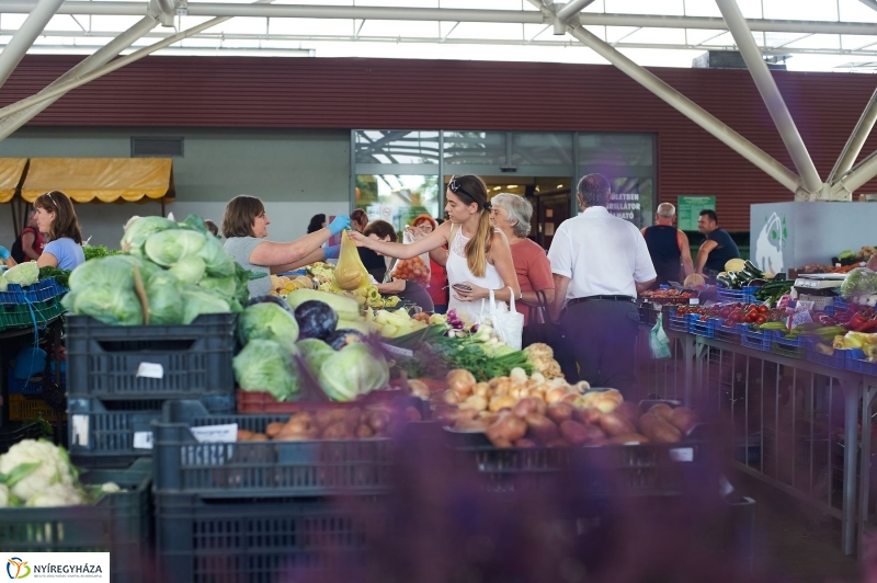 Művészi zöldségek és gyümölcsök a piacon - fotó Szarka Lajos