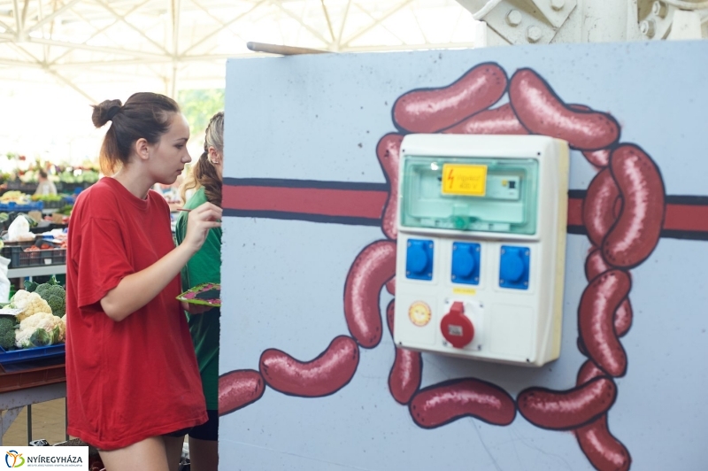 Művészi festés a Búza téri piacon - fotó Szarka Lajos