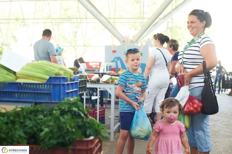 Művészi festés a Búza téri piacon - fotó Szarka Lajos