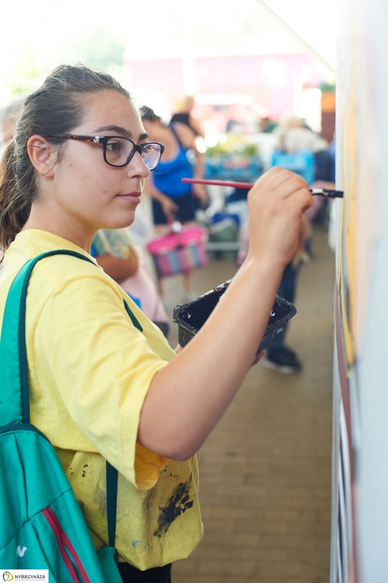 Művészi festés a Búza téri piacon - fotó Szarka Lajos