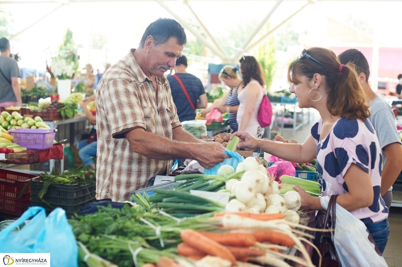 Művészi festés a Búza téri piacon - fotó Szarka Lajos