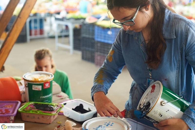 Művészi festés a Búza téri piacon - fotó Szarka Lajos