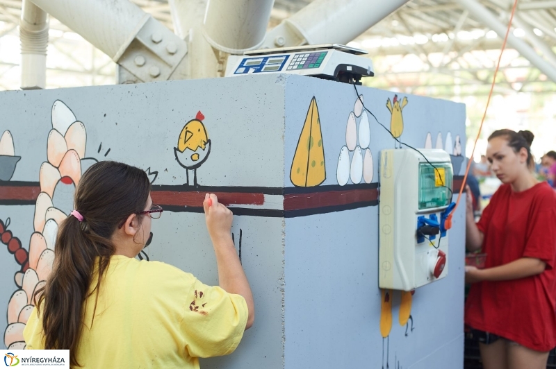 Művészi festés a Búza téri piacon - fotó Szarka Lajos