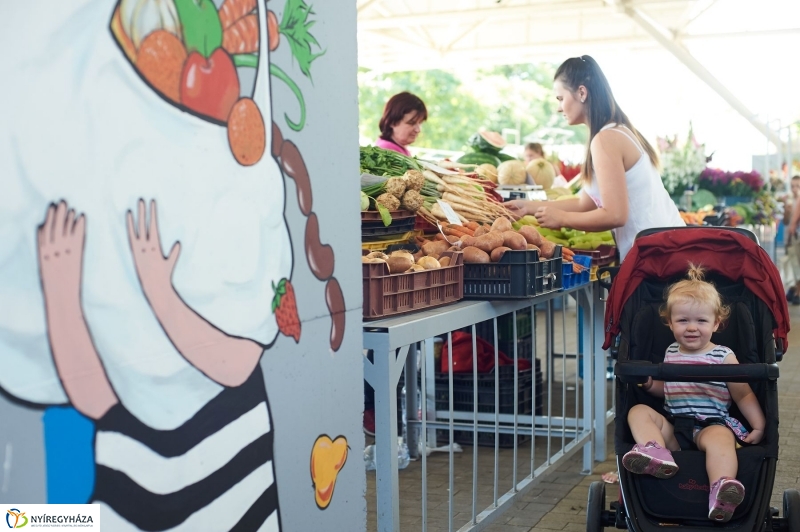 Művészi festés a Búza téri piacon - fotó Szarka Lajos