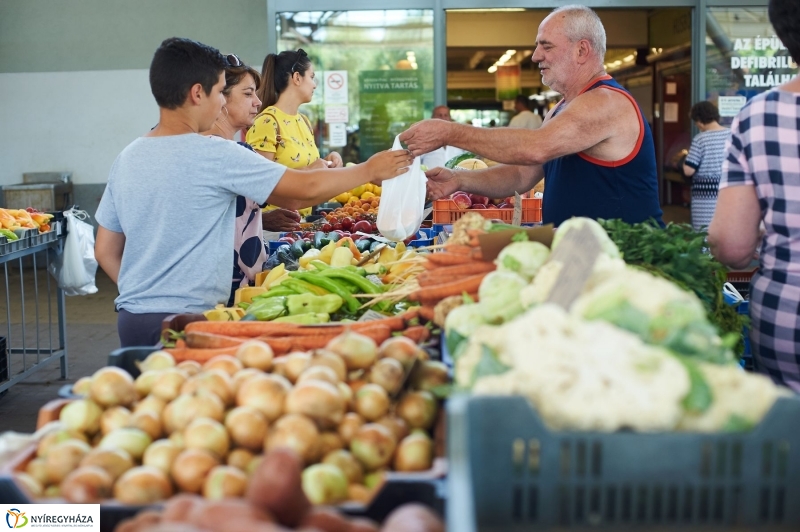 Művészi festés a Búza téri piacon - fotó Szarka Lajos