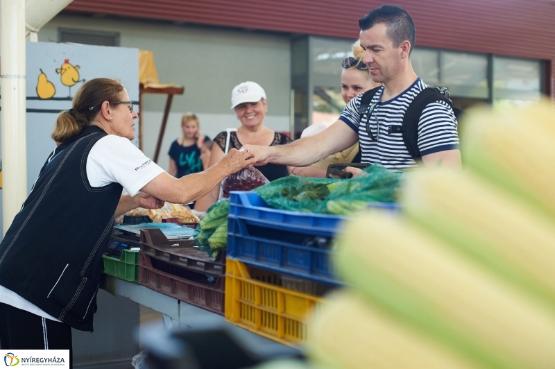 Művészi festés a Búza téri piacon - fotó Szarka Lajos