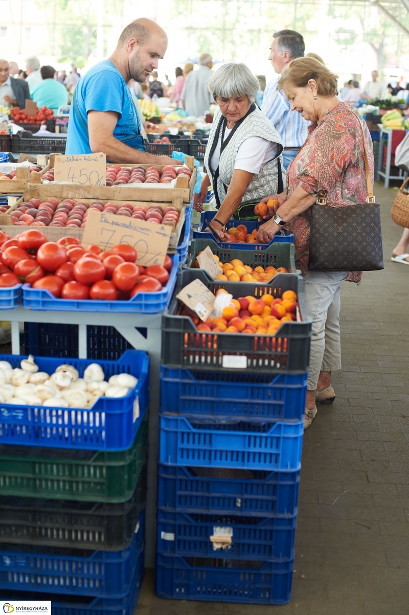 Művészi festés a Búza téri piacon - fotó Szarka Lajos