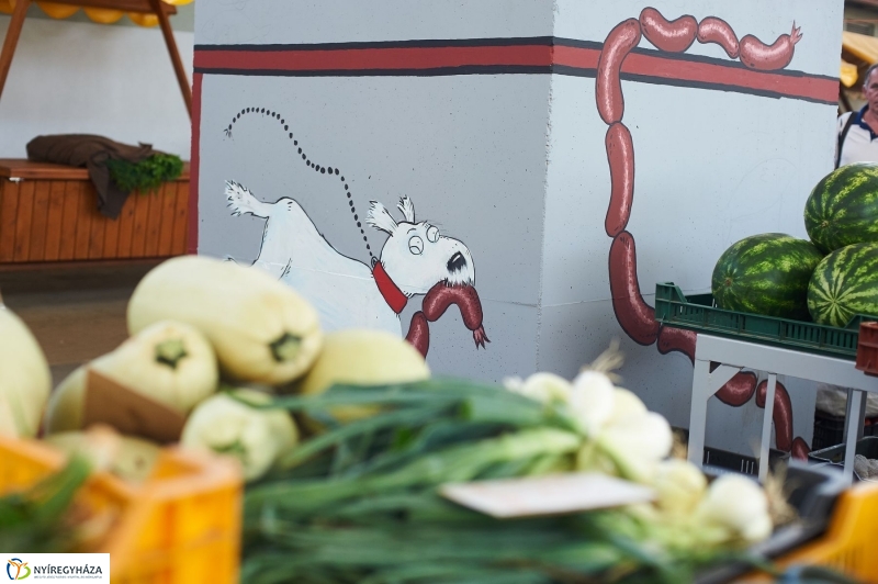 Művészi festés a Búza téri piacon - fotó Szarka Lajos