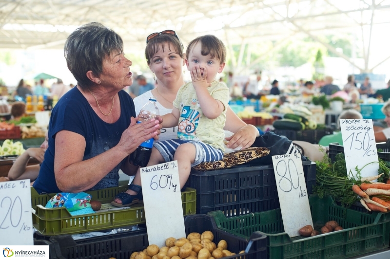Művészi festés a Búza téri piacon - fotó Szarka Lajos