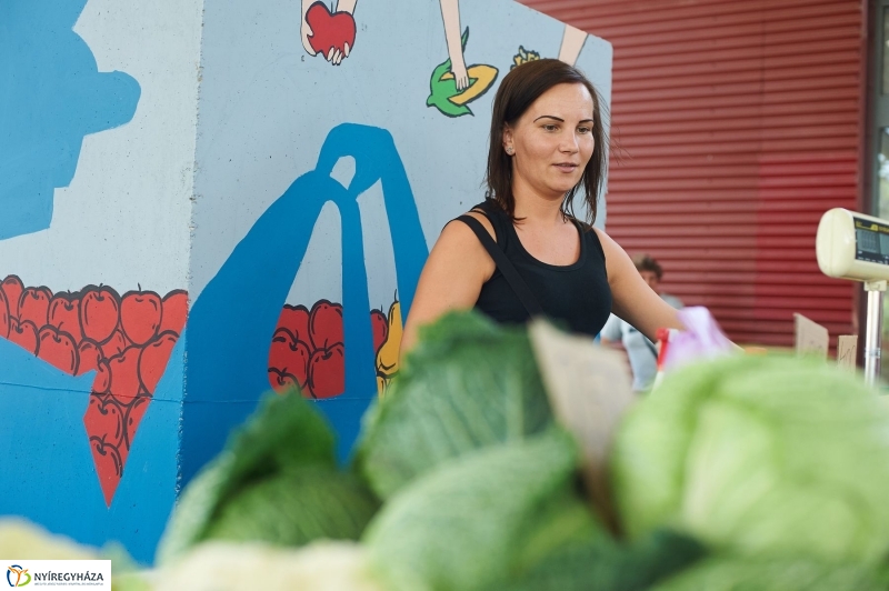 Művészi festés a Búza téri piacon - fotó Szarka Lajos