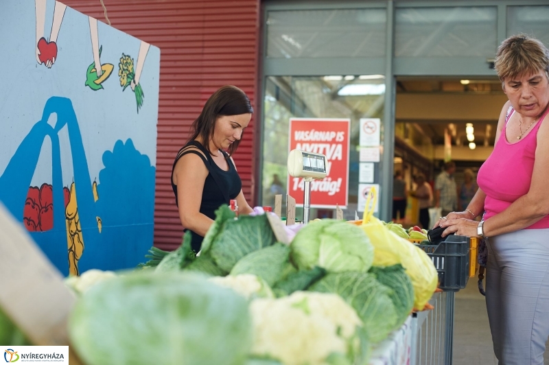 Művészi festés a Búza téri piacon - fotó Szarka Lajos