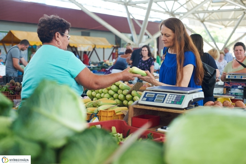 Művészi festés a Búza téri piacon - fotó Szarka Lajos