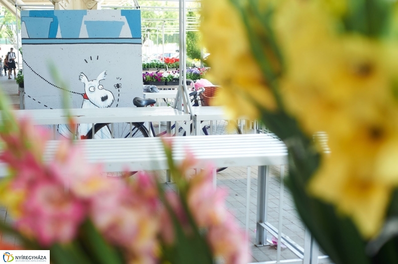 Művészi festés a Búza téri piacon - fotó Szarka Lajos