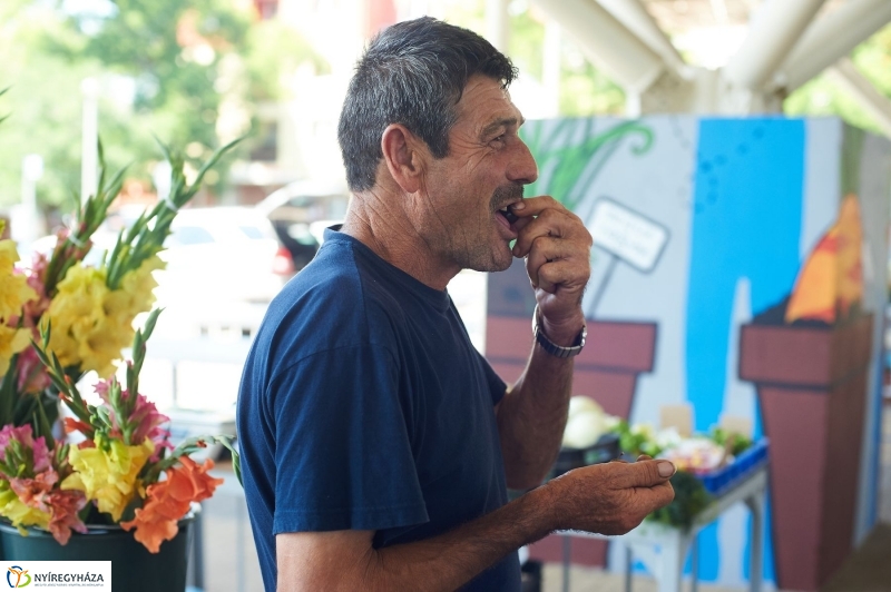 Művészi festés a Búza téri piacon - fotó Szarka Lajos
