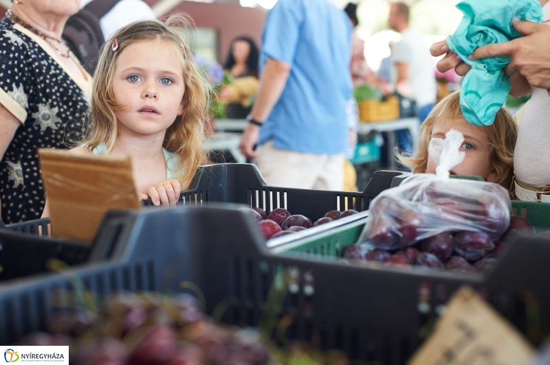 Művészi festés a Búza téri piacon - fotó Szarka Lajos
