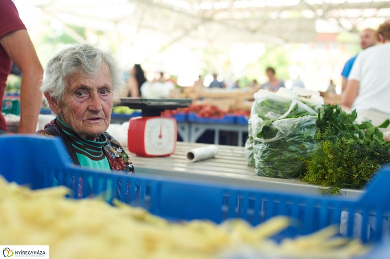 Művészi festés a Búza téri piacon - fotó Szarka Lajos