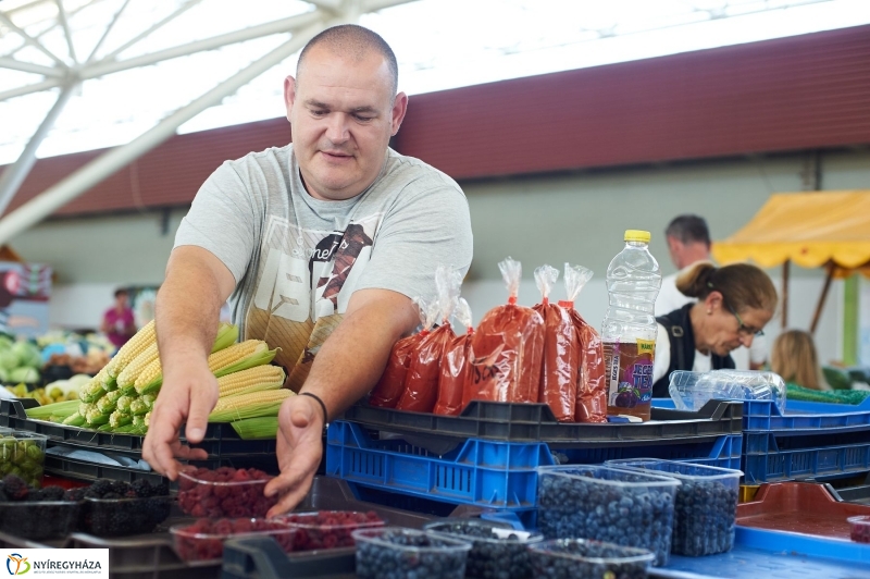 Művészi festés a Búza téri piacon - fotó Szarka Lajos