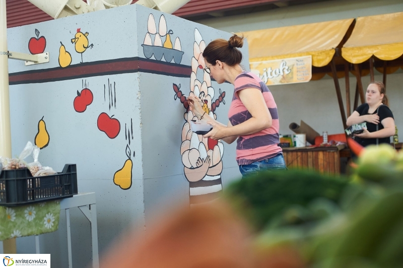 Művészi festés a Búza téri piacon - fotó Szarka Lajos