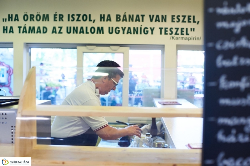 Művészi festés a Búza téri piacon - fotó Szarka Lajos