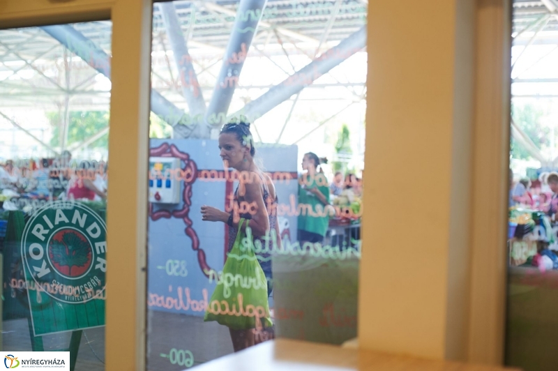 Művészi festés a Búza téri piacon - fotó Szarka Lajos