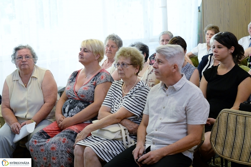 Különleges kiállítás az idősek klubjában