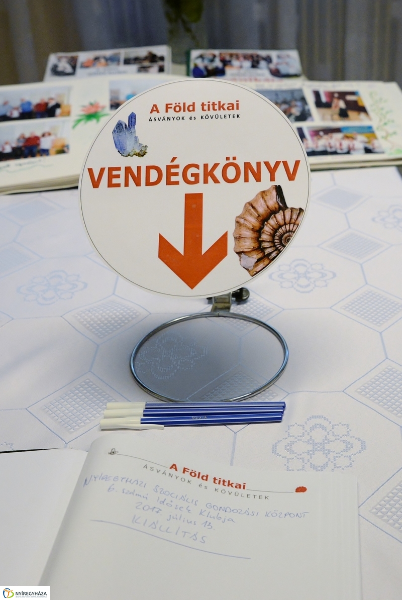 Különleges kiállítás az idősek klubjában