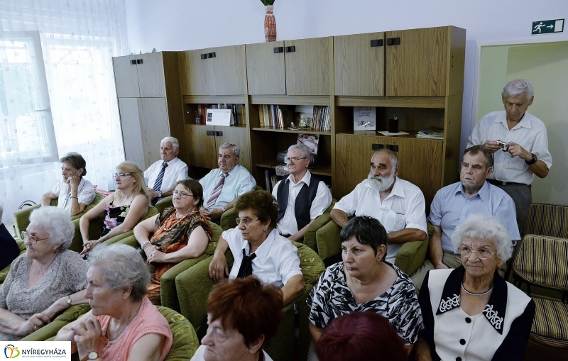 Különleges kiállítás az idősek klubjában