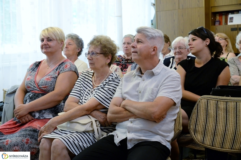 Különleges kiállítás az idősek klubjában