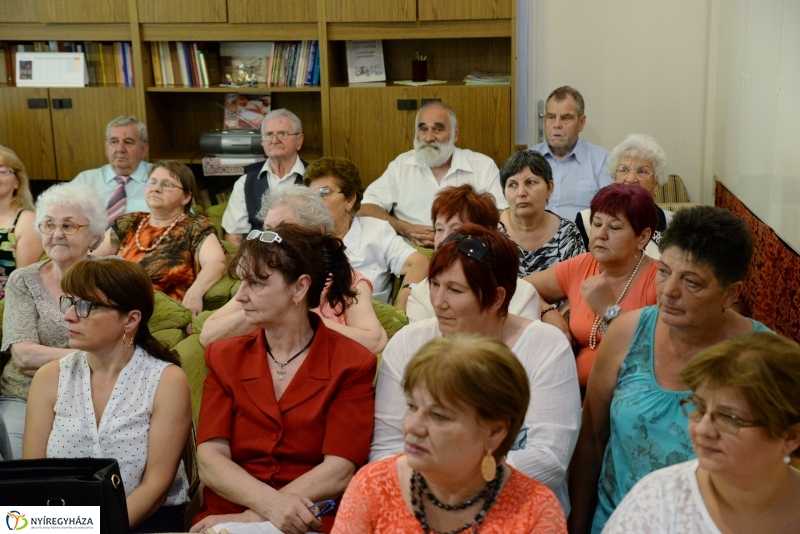 Különleges kiállítás az idősek klubjában