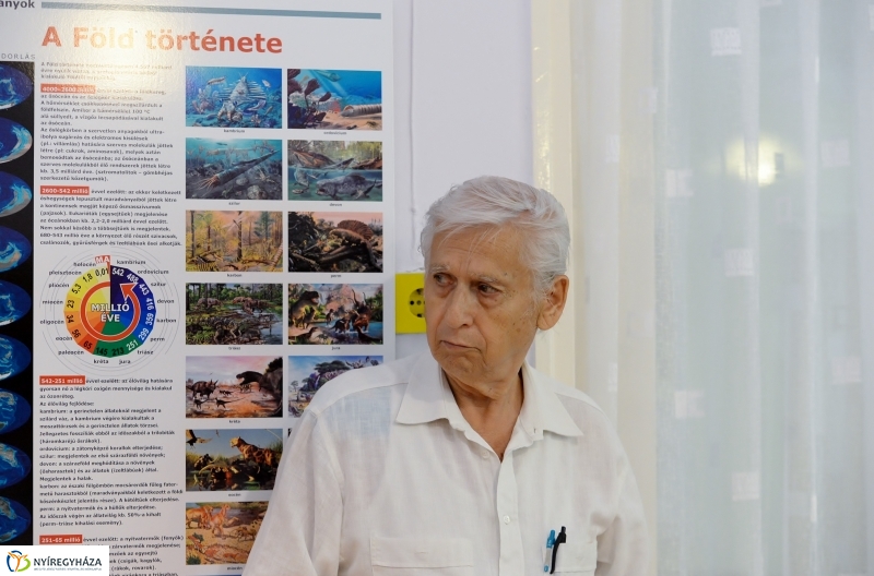 Különleges kiállítás az idősek klubjában