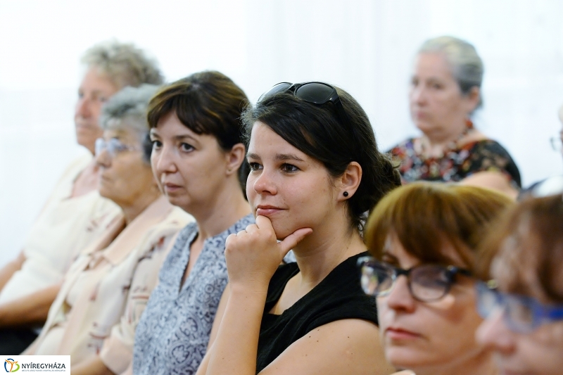 Különleges kiállítás az idősek klubjában