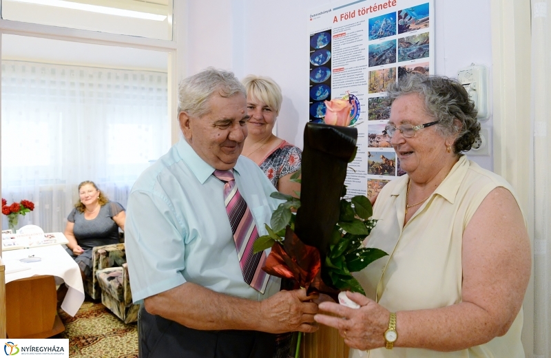 Különleges kiállítás az idősek klubjában