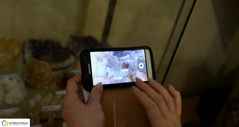 Különleges kiállítás az idősek klubjában