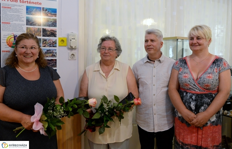 Különleges kiállítás az idősek klubjában