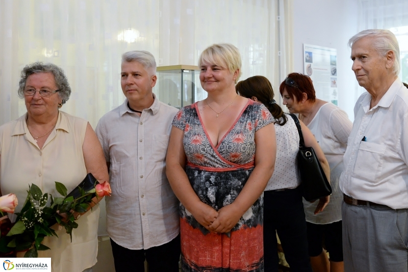 Különleges kiállítás az idősek klubjában