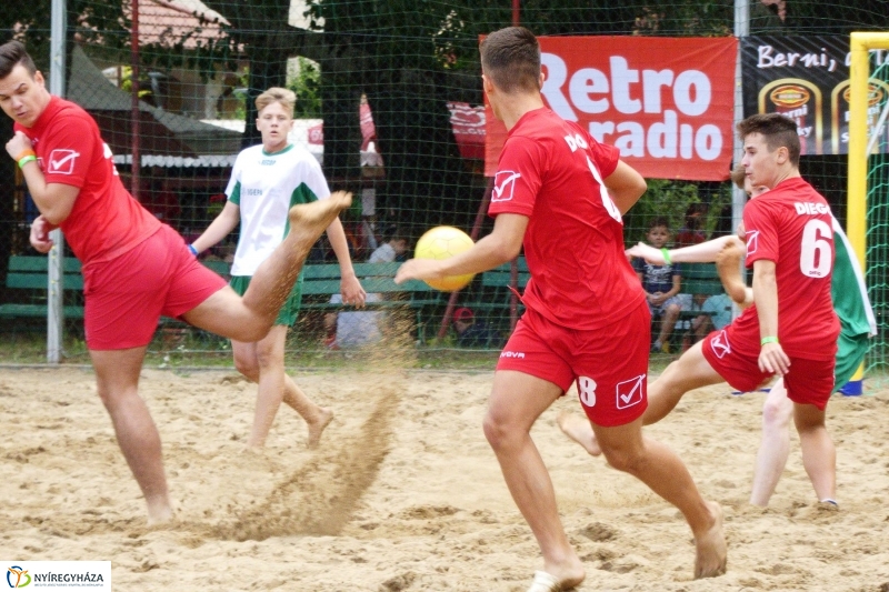 Elkezdődött a strandfoci - fotó Szarka Lajos