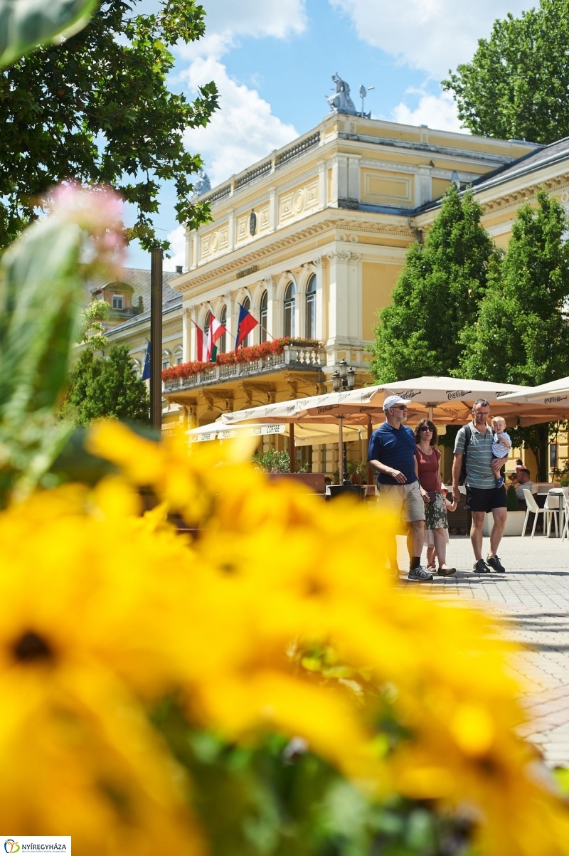 Nyári péntek délután a belvárosban - fotó Szarka Lajos