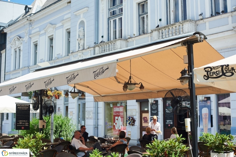 Nyári péntek délután a belvárosban - fotó Szarka Lajos