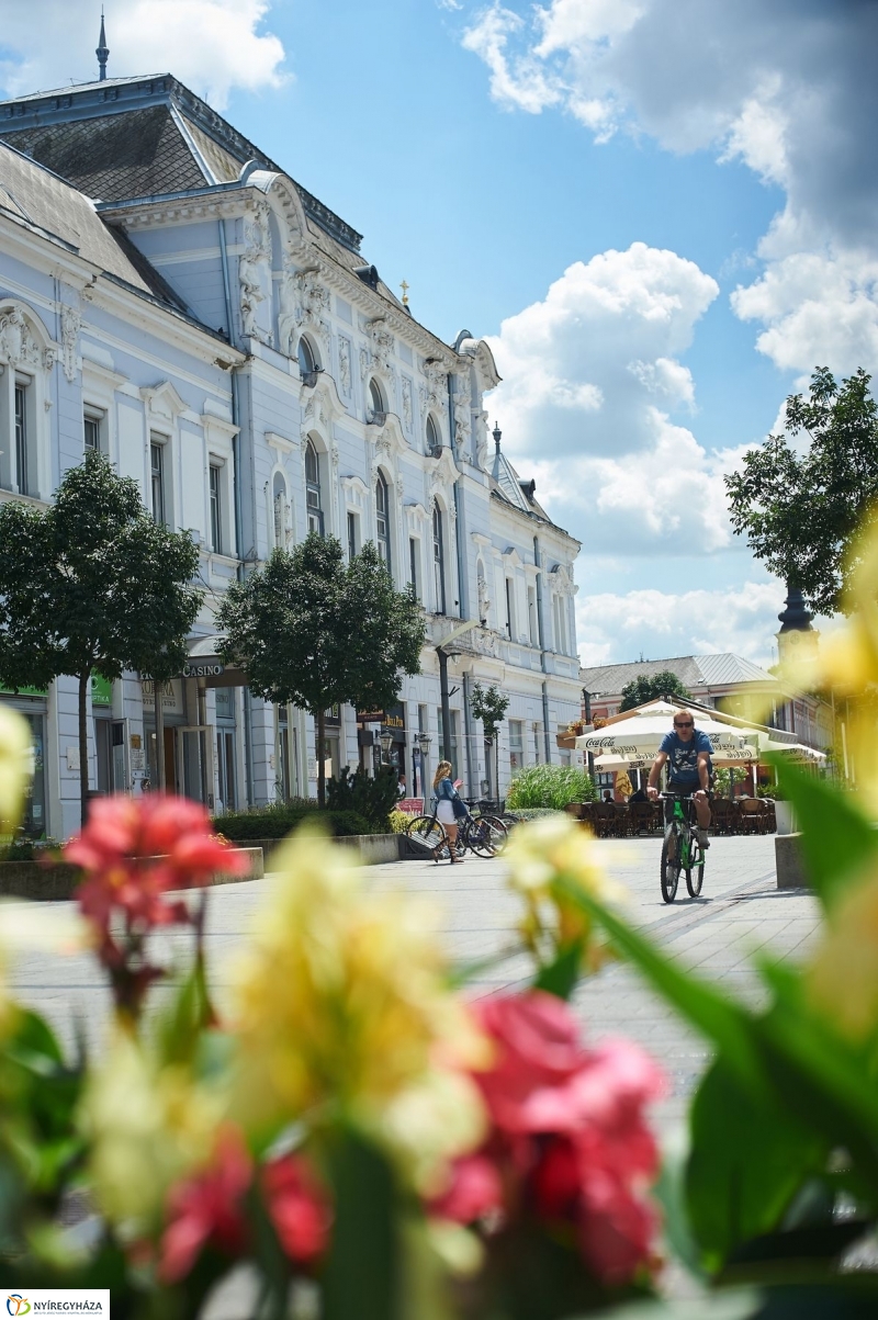 Nyári péntek délután a belvárosban - fotó Szarka Lajos