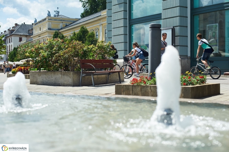 Nyári péntek délután a belvárosban - fotó Szarka Lajos