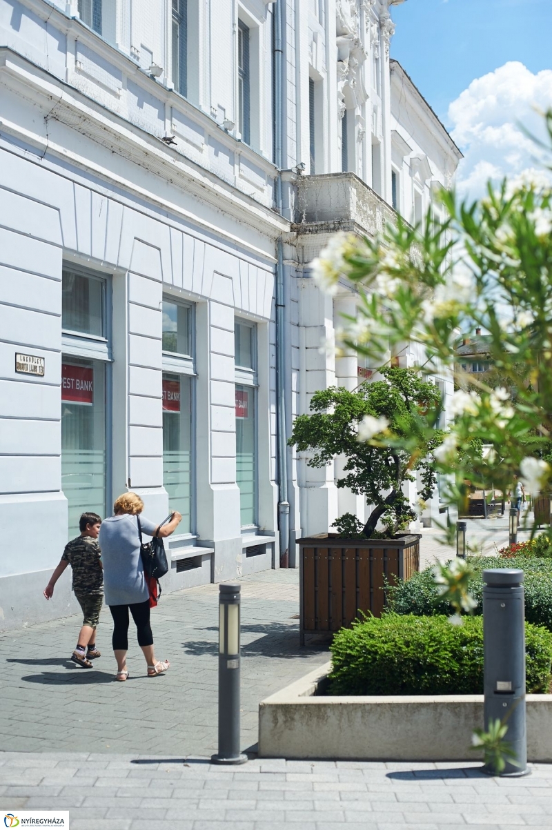 Nyári péntek délután a belvárosban - fotó Szarka Lajos