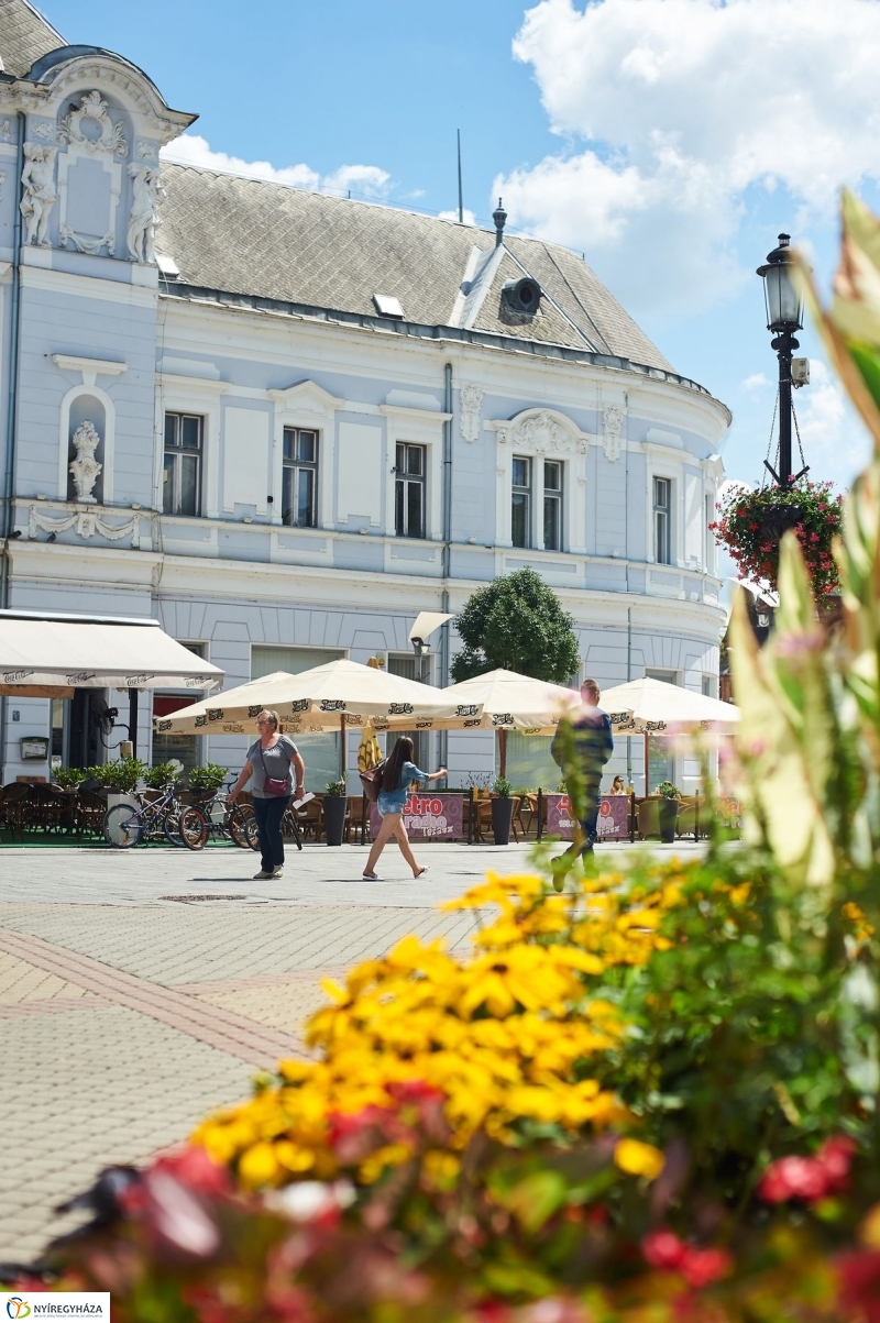 Nyári péntek délután a belvárosban - fotó Szarka Lajos