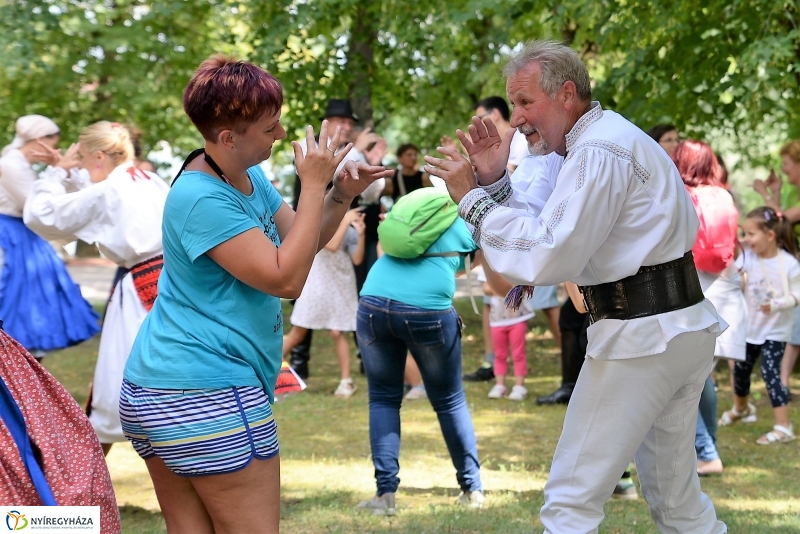 A Szabolcs Néptáncegyüttes is fellépett a Sárkányhajó Fesztivál programjában