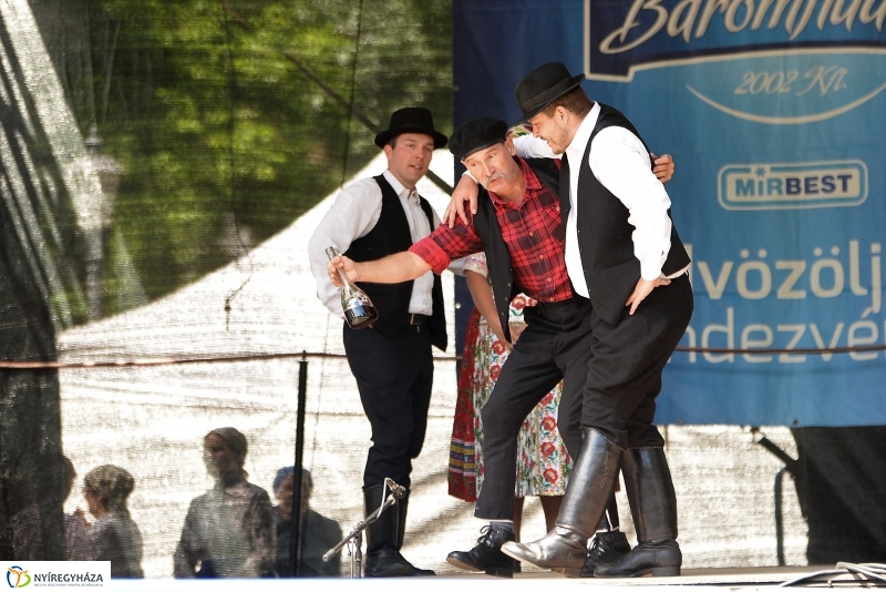 A Szabolcs Néptáncegyüttes is fellépett a Sárkányhajó Fesztivál programjában